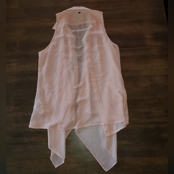 Guess Light pink flowy button up tank size small - Picture 5 of 6